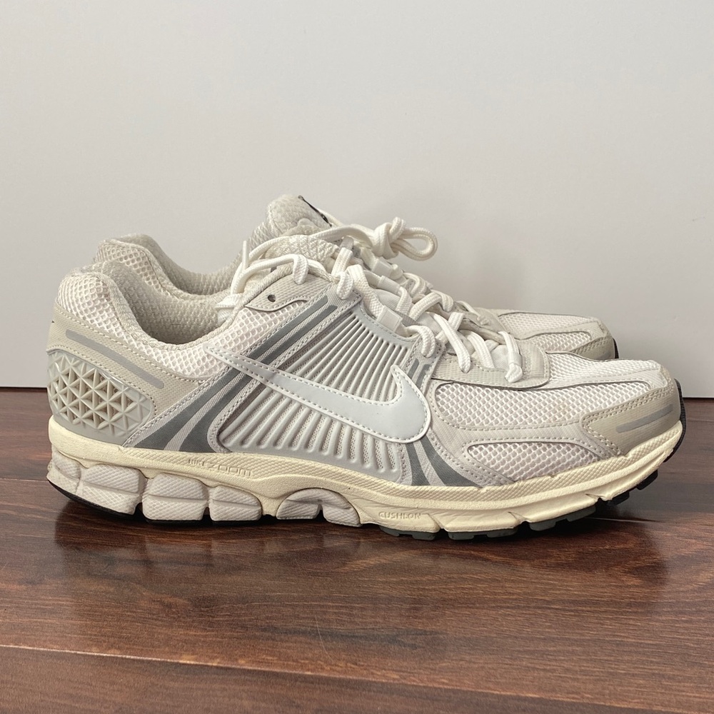 Nike Men's White and Gray Running Sneakers